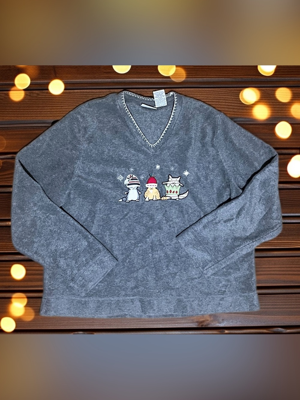 Tag Men's Gray V-Neck Pullover Sweater with Festive Cat Trio